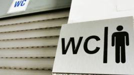 В Китае уволили работника, который до 6 часов в день проводил в туалете
