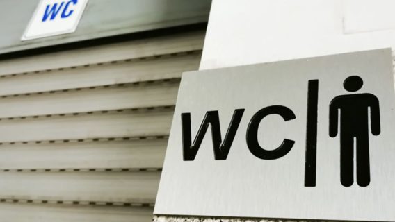 В Китае уволили работника, который до 6 часов в день проводил в туалете