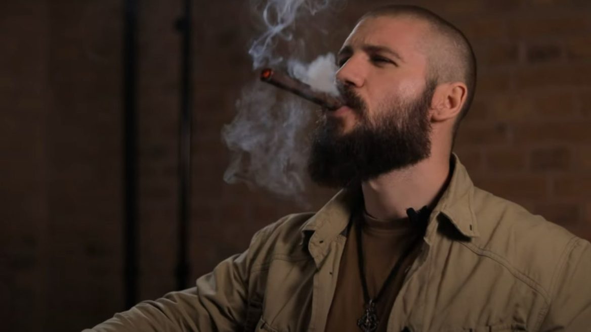 На своїх відео з критикою екскомандування 47 ОМБр «Магура» Валерій Маркус робить не лише візуальні відсилки до капітана Джона Прайса. Він ніби списав свій образ з героя Call of Duty. Ось в чому 