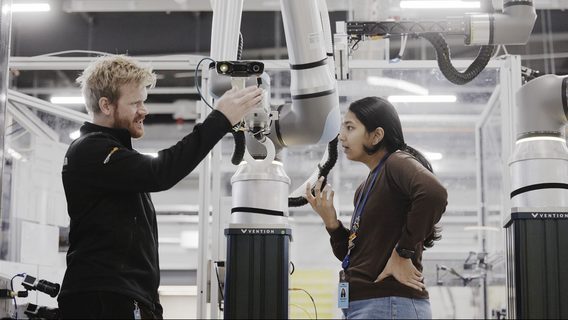 Amazon представила робота Vulcan із відчуттям дотику, що вже працює на складах