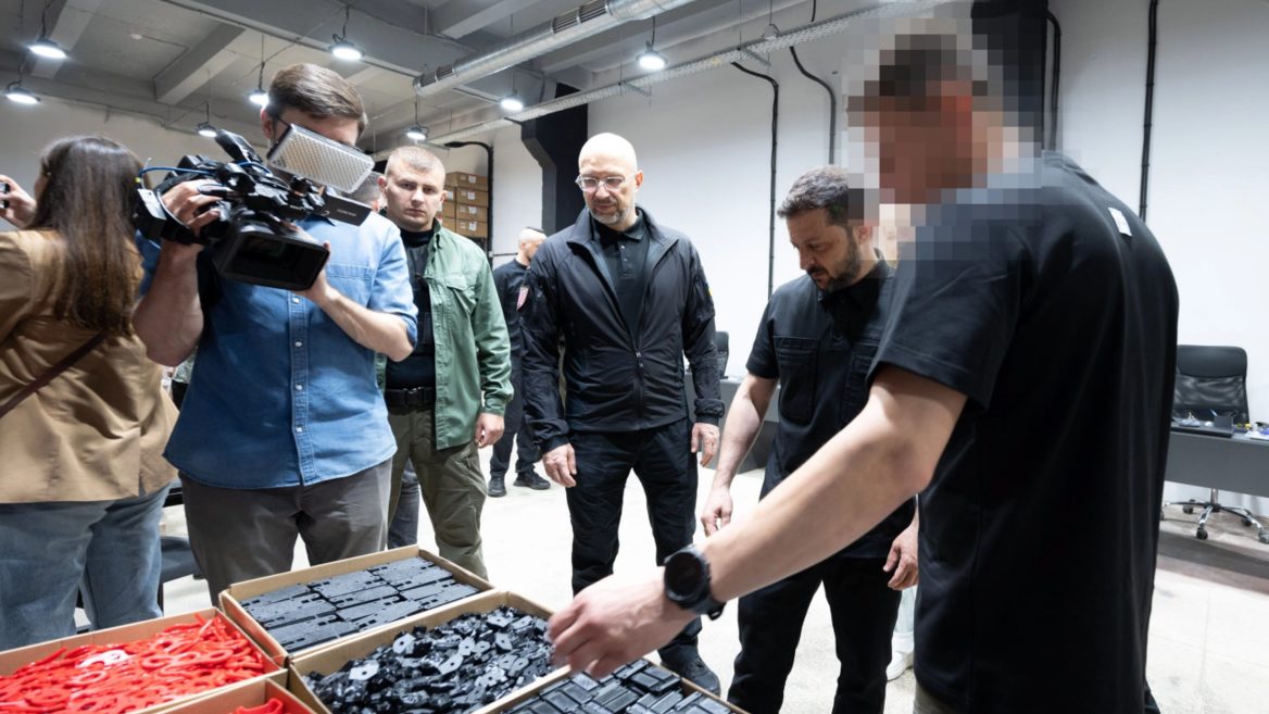 «Ціна цього питання загалом і терміново — $6 млрд». Зеленський хоче щоб українські виробники випускали до 1000 дронів-перехоплювачів на добу