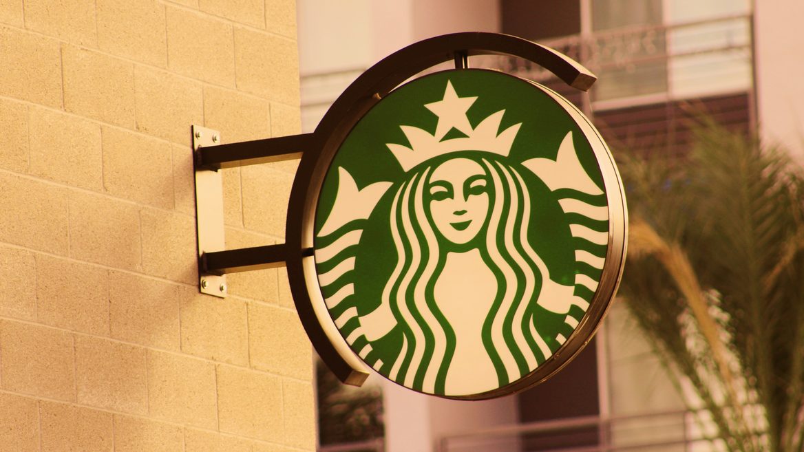 На тлі технологічного буму Starbucks планує скоротити автоматизацію і зробити ставку на живих барист. У чому причина? 