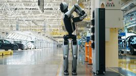 Китайці представили першого у світі робота-гуманоїда, який самостійно замінює собі батареї