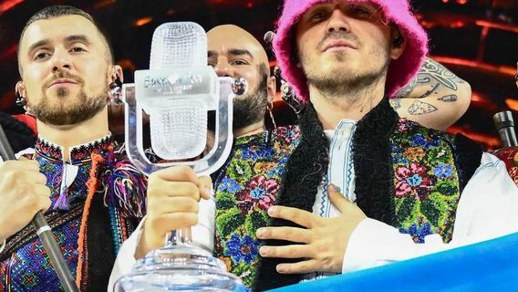 Статуэтку победителя Евровидения Kalush Orchestra продали на онлайн-аукционе за $900 000. За розовую панаму собрали миллионы донатов