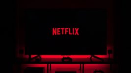 Netflix все же начал «войну паролей»: предлагает доплачивать $7,99 за дополнительного пользователя. Это может затронуть и Украину