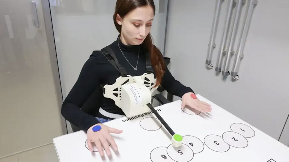 Швейцарські вчені розробили третю роборуку якою можна керувати за допомогою дихання. Як це працює