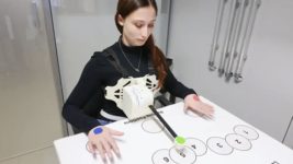Швейцарські вчені розробили третю роборуку, якою можна керувати за допомогою дихання. Як це працює