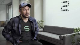 Основанный украинцем блокчейн-стартап Solana выпустил криптосмартфон Saga. Что он умеет