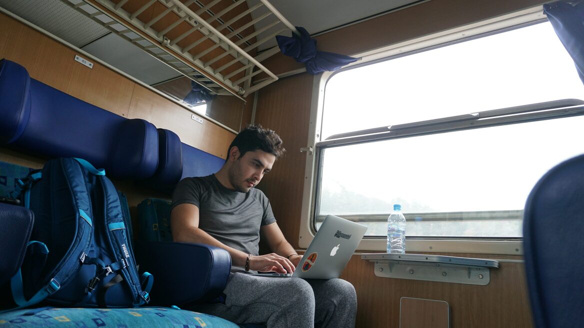 «Укрзалізниця» тестує платний Wi-Fi на основі Starlink у флагманських поїздах. Яка ціна послуги