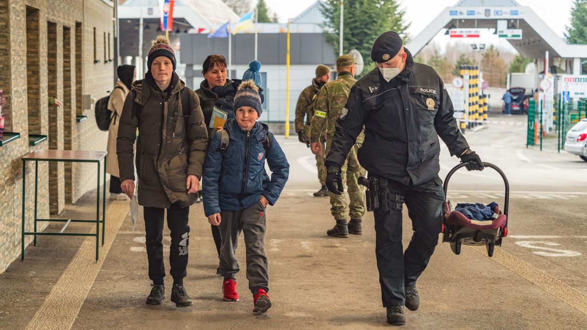 Айтішників не випускають за кордон. Хто з чоловіків має право безперешкодно виїхати з України під час війни