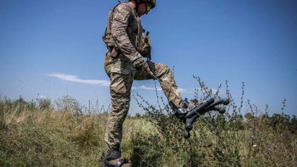 Українець створив протимінні чоботи яким не страшні вибухи «пелюстків» і «відьом»