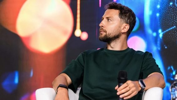 «Треба навчитися бути диригентами». Бородатюк розповів, як саме використовував штучний інтелект під час написання своєї книги та які процеси передані ШІ у Netpeak Group