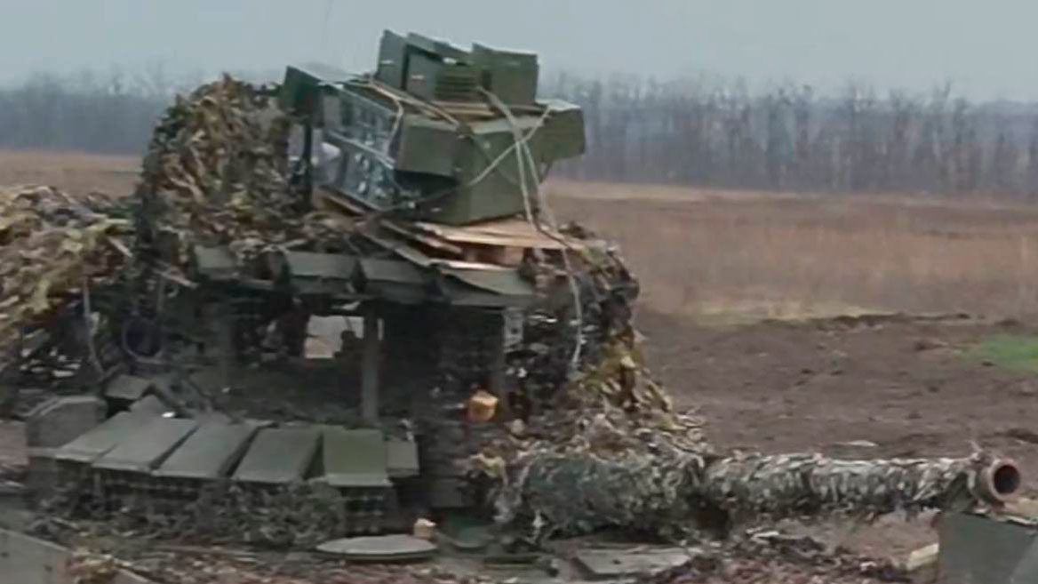 «Mad Max відпочиває» — під час одного зі штурмів росіяни обвішали танк купою засобів РЕБ через які падали дрони українських захисників