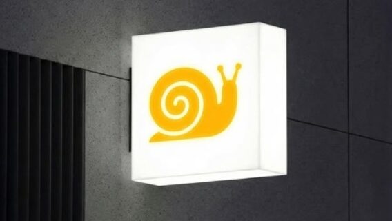Суперечливий логотип «Укрпошти» підірвав інтернет: реакція бізнесу та користувачів соцмереж у мемах 