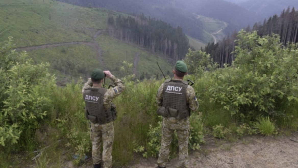 «Або ви&nbsp;кажете що&nbsp;мали намір дійти по&nbsp;горам до&nbsp;Румунії або прямо зараз їдемо в&nbsp;ТЦК для підписання контракту». Прикордонники затримали програміста «Нова Діджитал» який намагався незаконно втекти з&nbsp;України. Його адвокат каже що&nbsp;айтівець&nbsp;— просто турист і для зізнання на&nbsp;нього вчиняли тиск