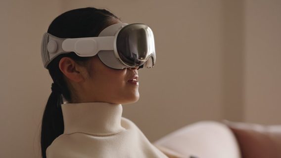 Пользователи, попробовавшие VR-гарнитуру Apple Vision Pro, пожаловались на вес устройства и головную боль
