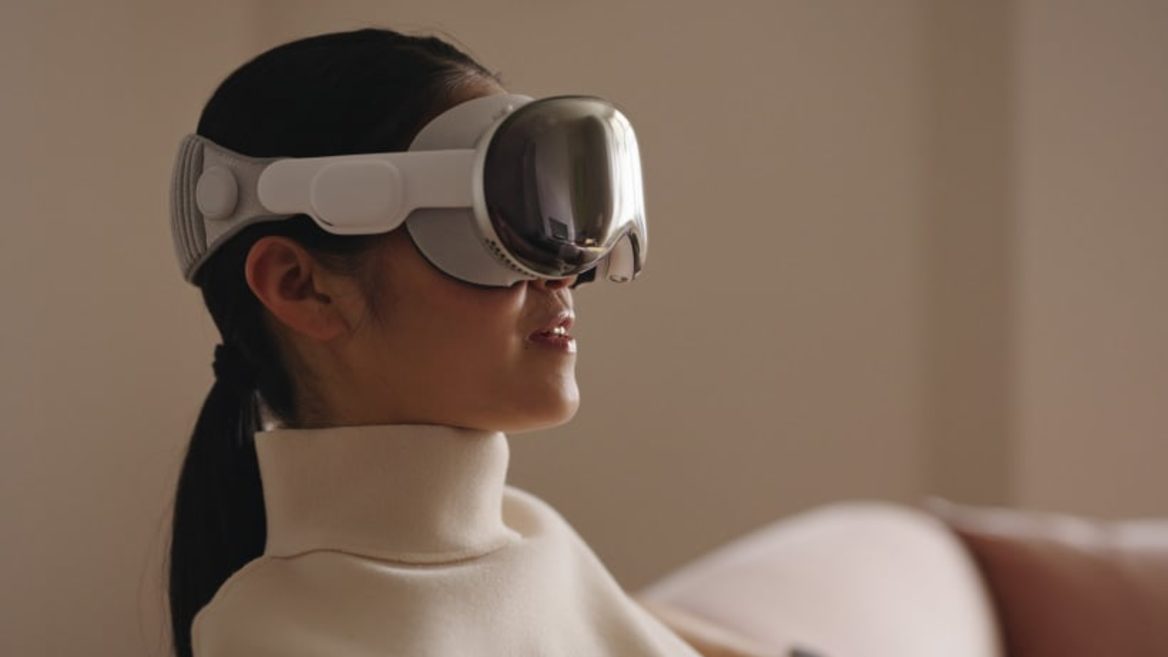 Попробовавшие VR-гарнитуру Apple Vision Pro пожаловались на вес устройства и головную боль