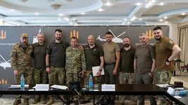 «Кількість уражень безпілотниками виходить на один рівень з артилерією». Головнокомандувач ЗСУ Сирський зустрівся з командирами найуспішніших підрозділів БпЛА 