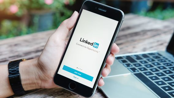 Поспілкуватися з ШІ-експертом та адаптувати резюме під вакансію: LinkedIn розширює свої функції ШІ для пошуку роботи