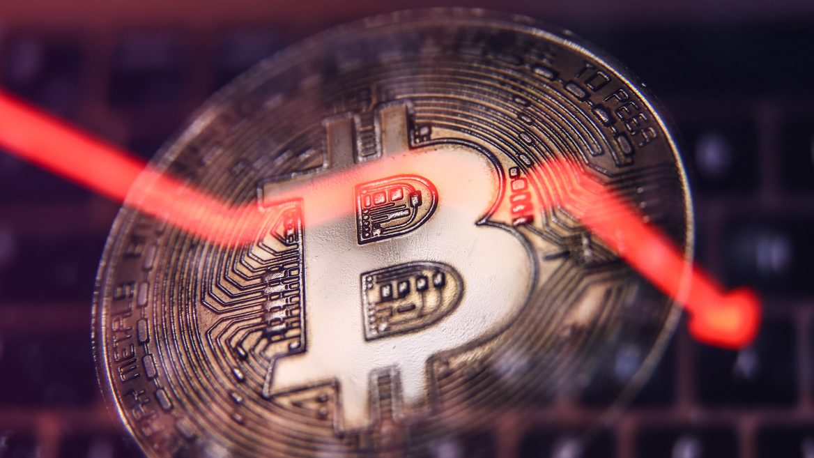 Bitcoin зазнав найбільшого тижневого падіння за останній і коштує менш як $54 000. У чому причина