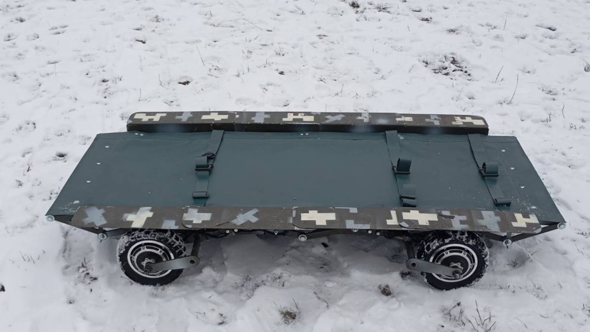 В Україні створили FoxTac — дистанційно керовану платформу для евакуації поранених. Оператор може управляти нею з відстані до 700 метрів