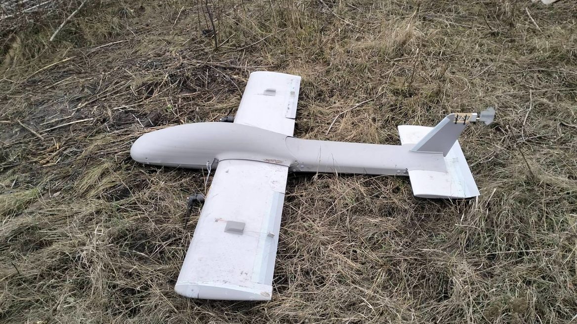 Non-contact combat - Ukrainian drone forced Russian Molniya drone to crash into the ground