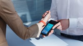 NFC-оплата за допомогою нової технології багатоцільового дотику: одночасно перевірить вік під час покупки алкоголю, надасть чек і зарахує бали
