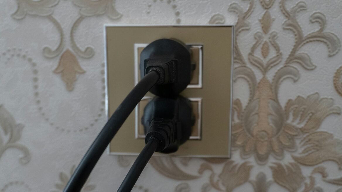 "In IT, there are 300 people per vacancy": a laid-off developer thought about a career as an electrician. Threads and LinkedIn are buzzing