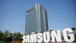 Apple and Google executives spend the night near Samsung offices in a battle for RAM supplies
