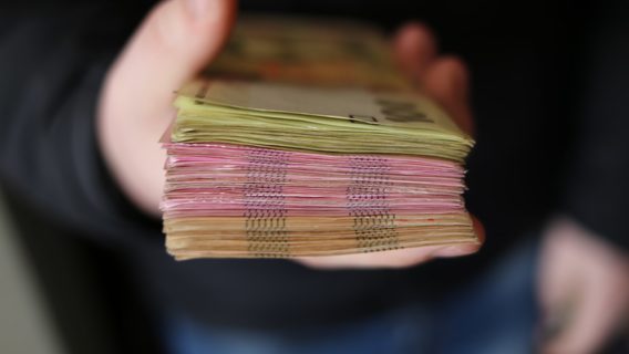 Программист отсудил у госкомпании более 140 000 грн зарплаты, которые ему задолжали — решение суда