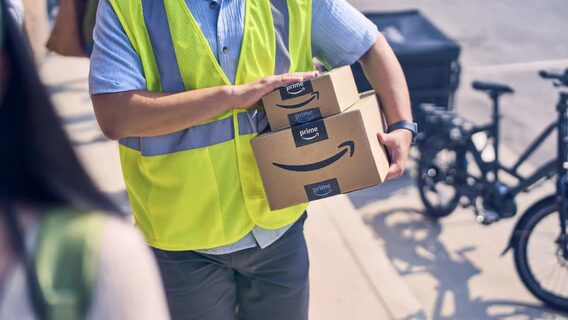 Водій Amazon «заробив» $3 млн, допомагаючи студентам списувати: тепер він сяде до в'язниці
