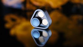 Столичні винахідники створили новий антистрес-гаджет Triangular Ti Slider із титану та неодимових магнітів. Попит на попередні розробки команди був шаленим