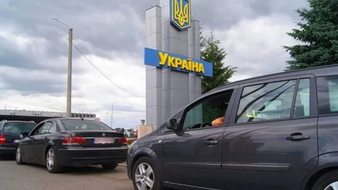 Відпустка за кордоном для заброньованих працівників: що потрібно знати