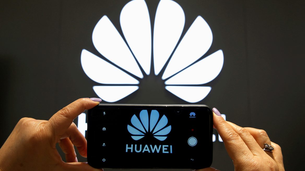 Huawei прекращает деятельность в России.