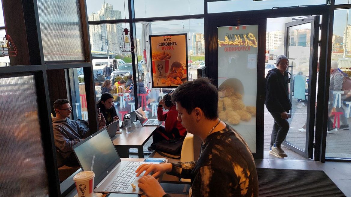 Острівець світла. Як маленький ресторан KFC перетворився на коворкінг зі струмом для жителів Позняків. Репортаж