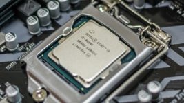 Після скорочення виплати дивідендів акціонери Intel подали на виробника мікросхем до суду. Що трапилося