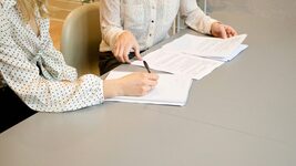 A recruiter with 10 years of experience said that tailoring your resume to each job opening is hopelessly outdated advice. Why and what job search hacks work in today's market?