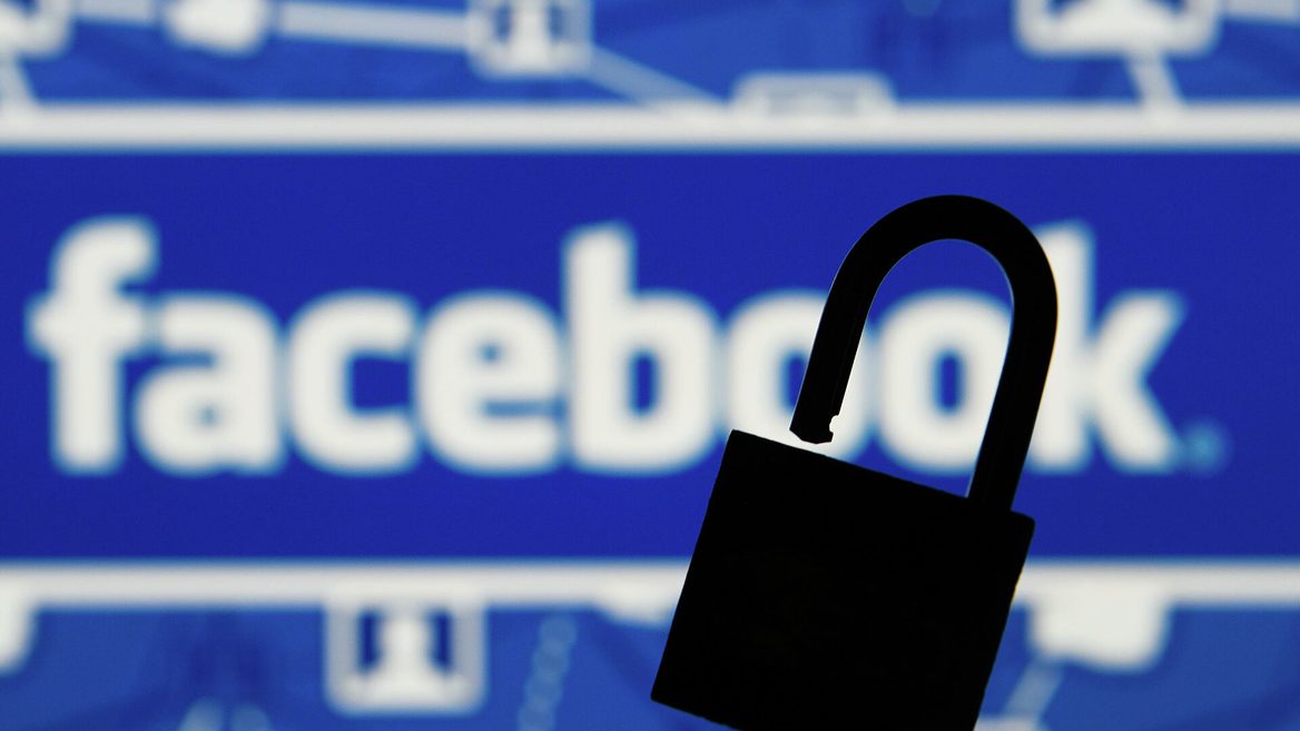 «Нарушает права россиян». РФ ограничивает доступ к Facebook