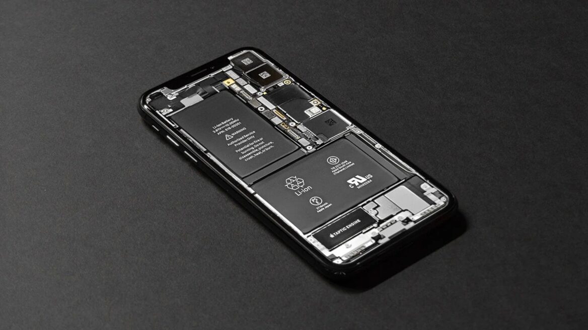 iPhone users report temporary battery swelling during air travel