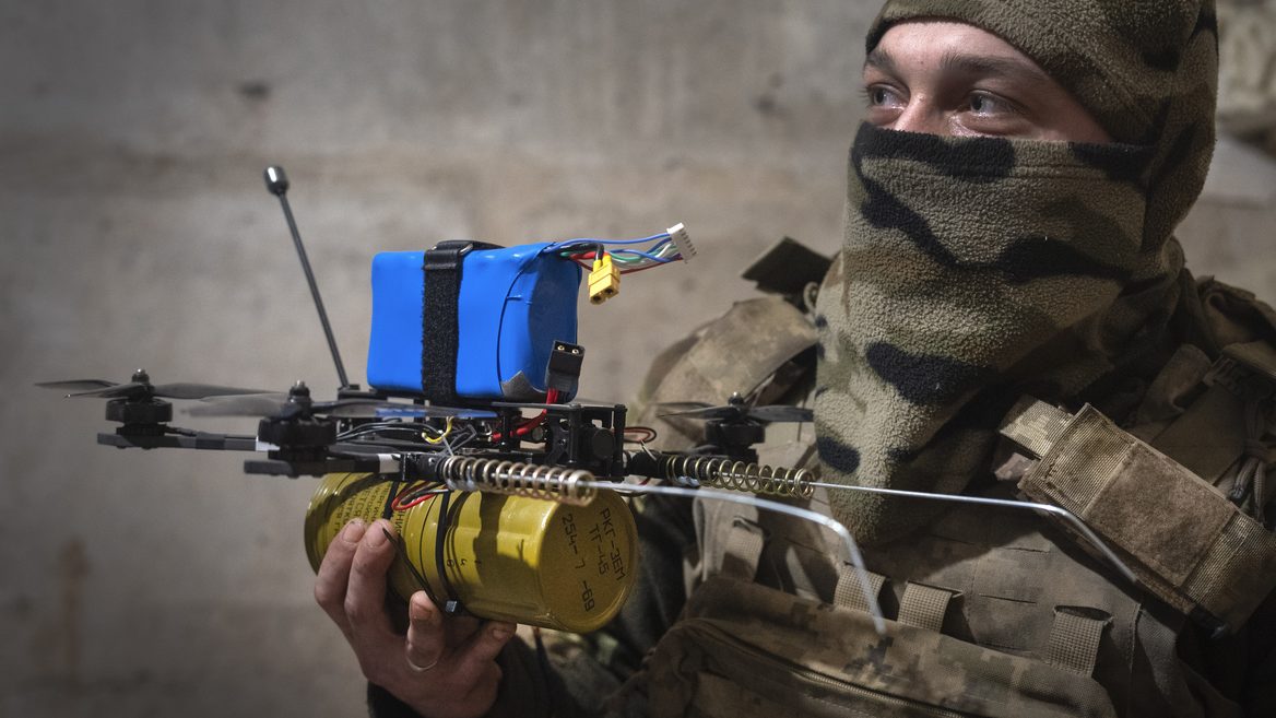 росіяни поскаржилися що захоплені українські FPV-дрони містять компютерні віруси які випалюють USB під час спроби перепрограмування