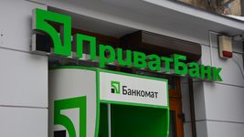 Мошенники похитили средства у клиентки «ПриватБанка» в 2 ночи, а сообщение о снятии средств ей пришло только в 8 утра. Как отреагировал банк