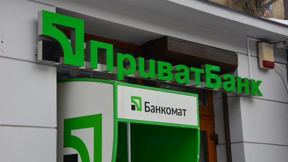 Шахраї викрали кошти в клієнтки «ПриватБанку» о 2 ночі, а повідомлення про зняття коштів їй прийшло лише о 8 ранку. Як відреагував банк