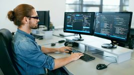 Повышают ли компании зарплаты ИТ-специалистам во время войны? И что об этом говорят айтишники