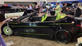 Українські інженери створили унікальний кабріолет Tesla з салоном від Lamborghini. Авто представили на виставці в США