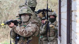 British instructors teach Ukrainian military to drop 