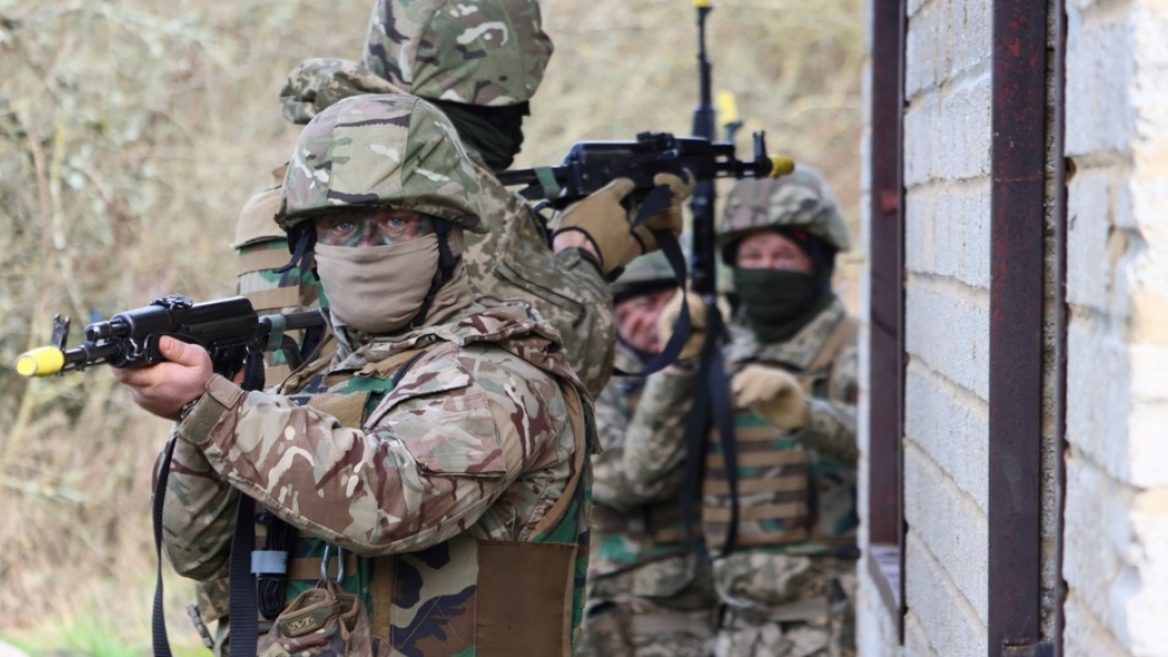 British instructors teach Ukrainian military to drop "bombs" from drones using water balloons