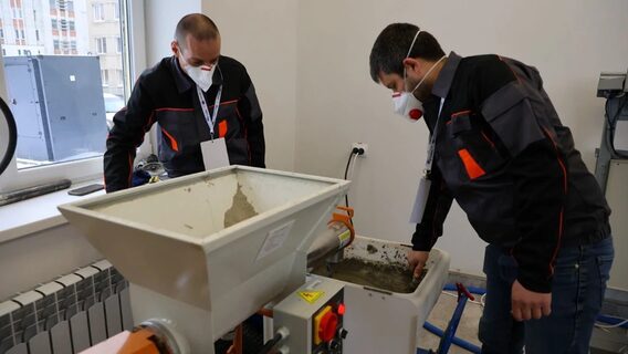 У коледжі на Львівщині майбутні айтівці та інженери освоюватимуть 3D-принтер, який друкує цементною сумішшю. Влада називає його унікальним 