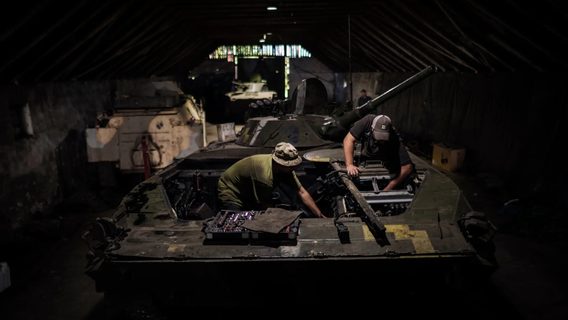 За тисячами українських військових стоїть невидима армія інженерів та механіків, які повертають «поранені»  машини на фронт — репортаж NYT