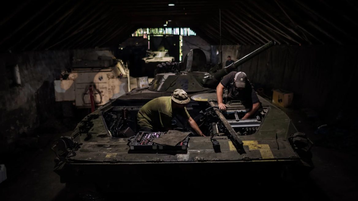 За тысячами украинских военных стоит невидимая армия инженеров и механиков, возвращающих «раненые» машины на фронт — NYT