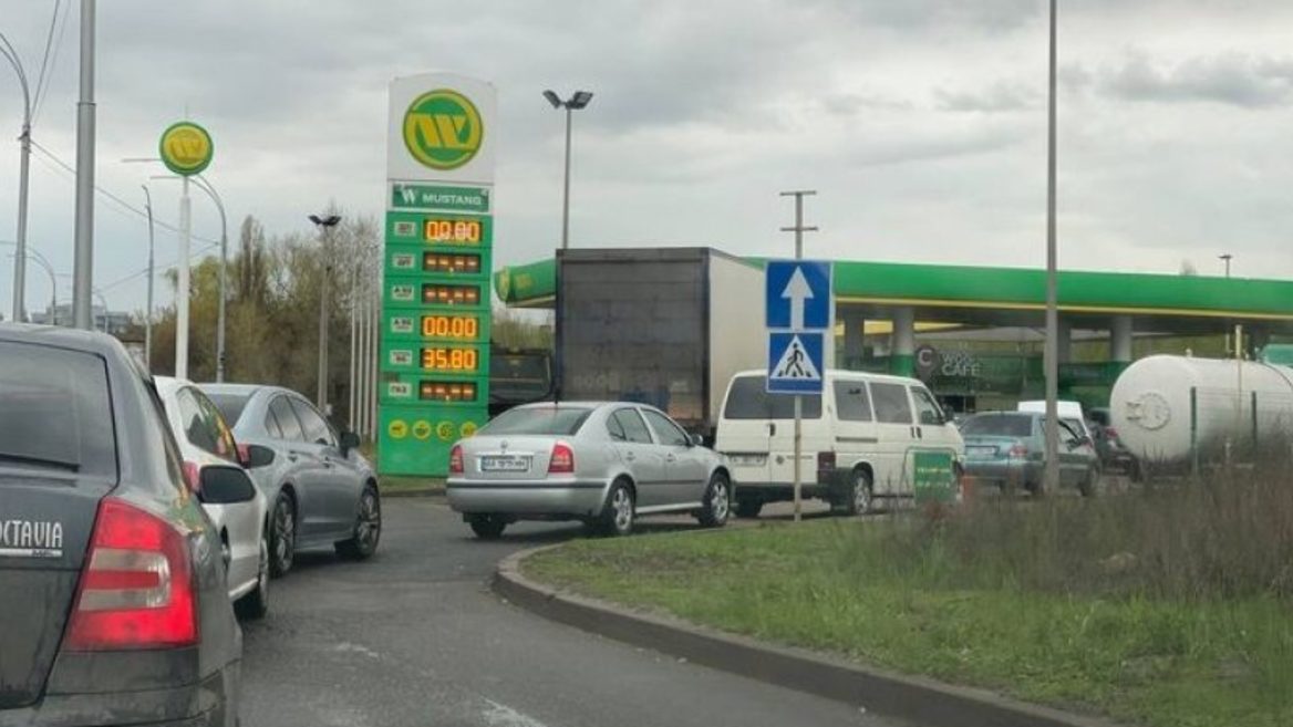 Цены на топливо в Украине снова возрастут. Рассказываем когда исчезнет дефицит откуда везут горючее и какими будут цены на дизель и бензин